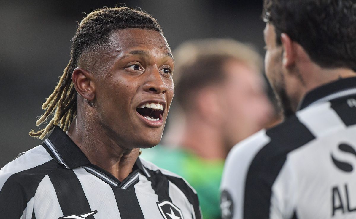 Botafogo define escalação com Bastos e Danilo titulares para enfrentar o Flamengo no Cariocão