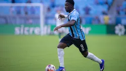 Amuzu durante partida pelo Grêmio. Foto: Maxi Franzoi/AGIF