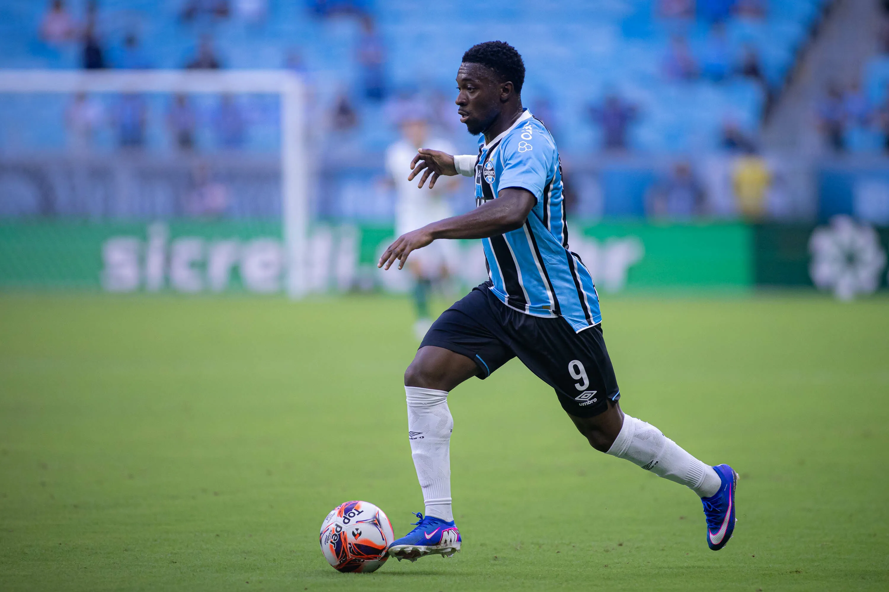 Amuzu durante partida pelo Grêmio. Foto: Maxi Franzoi/AGIF