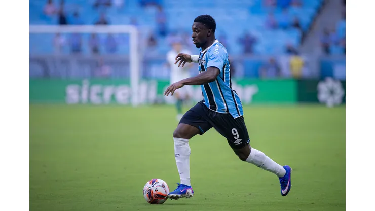 Amuzu durante partida pelo Grêmio. Foto: Maxi Franzoi/AGIF
