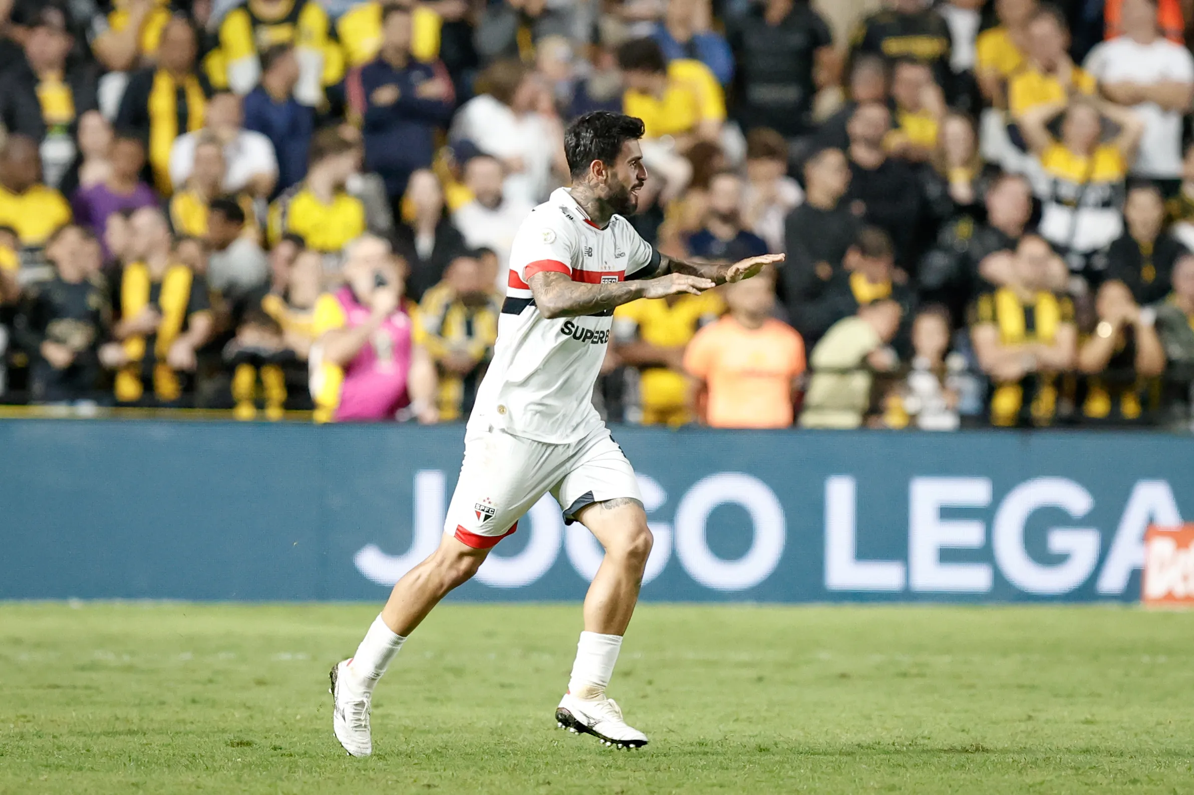 SC – CRICIUMA – 26/10/2024 – BRASILEIRO A 2024, CRICIUMA X SAO PAULO – Liziero jogador do Sao Paulo comemora seu gol durante partida contra o Criciuma no estadio Heriberto Hulse pelo campeonato Brasileiro A 2024. Foto: Leonardo Hubbe/AGIF
