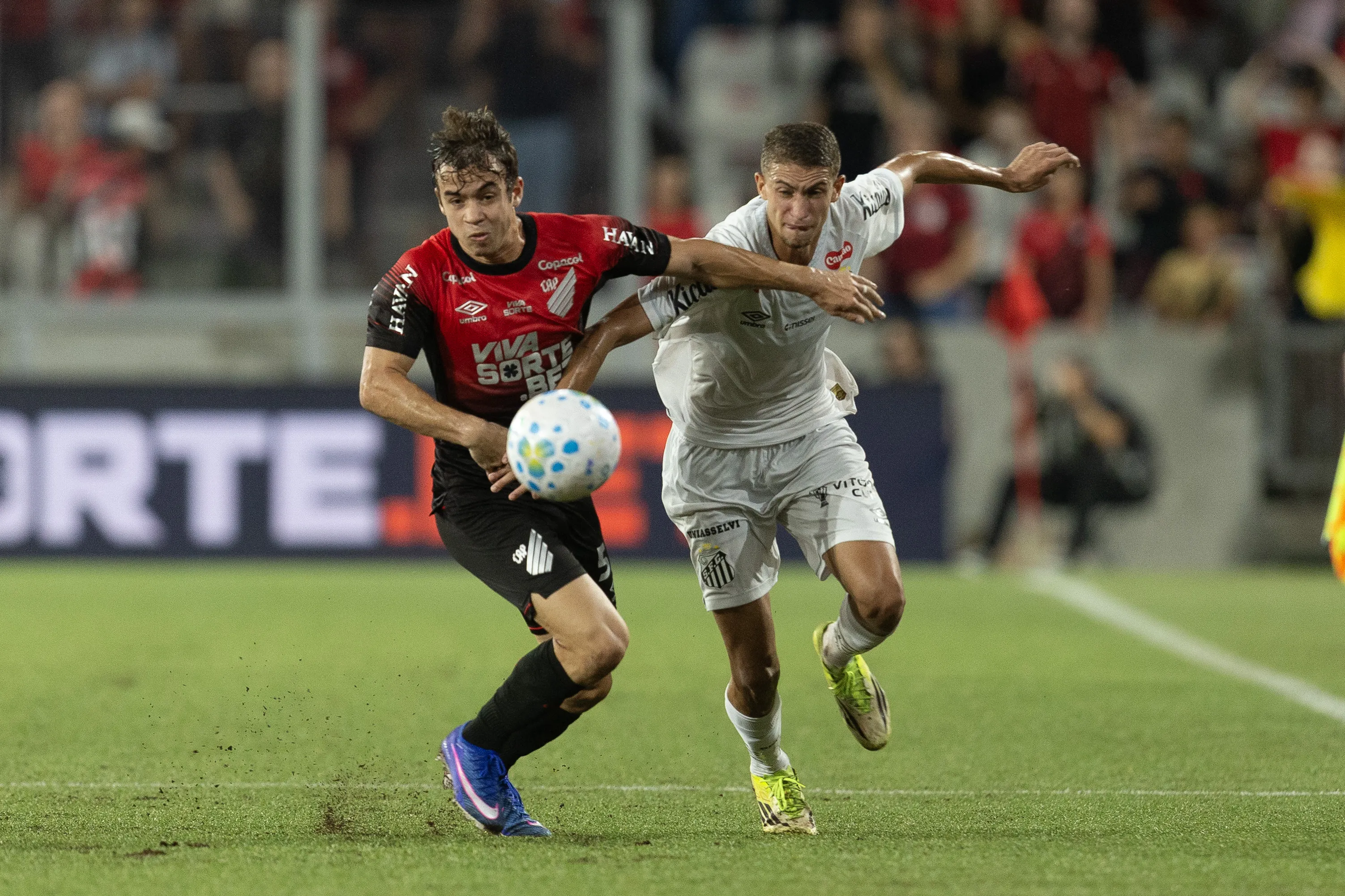 Santos vem de derrota para o Athletico-PR no Brasileirão. Foto: Hedeson Alves/AGIF