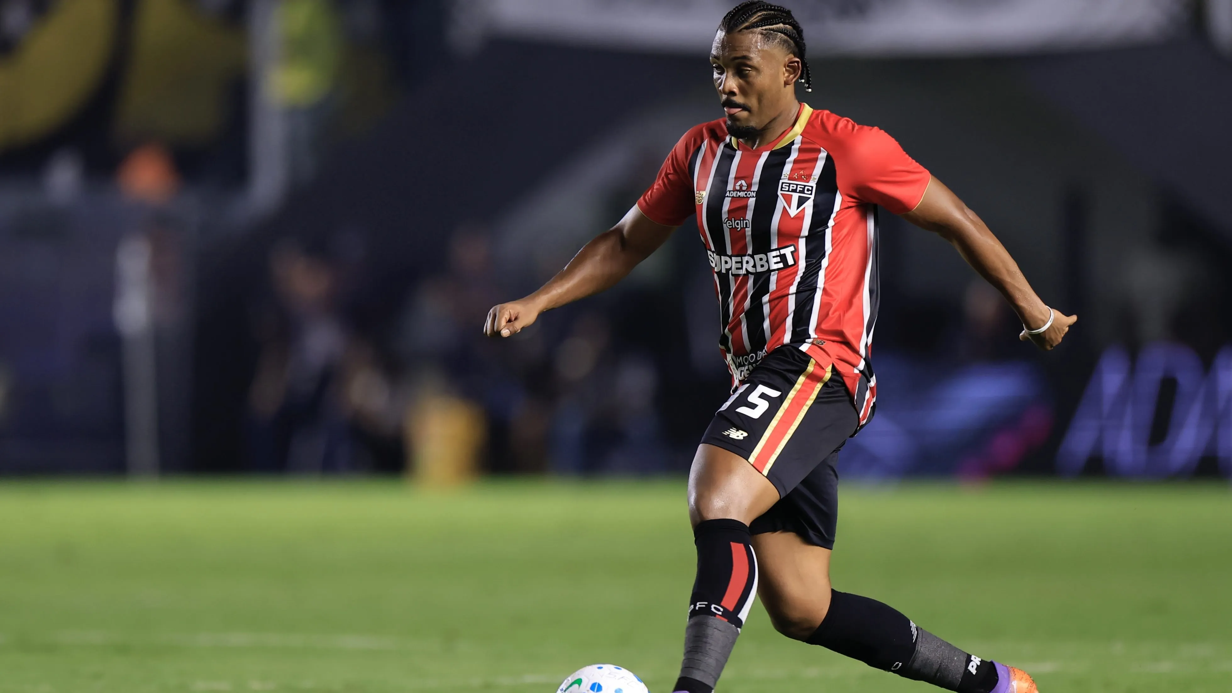 SP – SANTOS – 04/02/2026 – BRASILEIRO A 2026, SANTOS X SAO PAULO – Sabino jogador do Sao Paulo durante partida contra o Santos no estadio Vila Belmiro pelo campeonato Brasileiro A 2026. Foto: Marcello Zambrana/AGIF