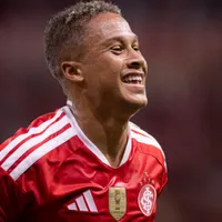 Internacional atua no mercado e busca renovar vínculo com Vitinho