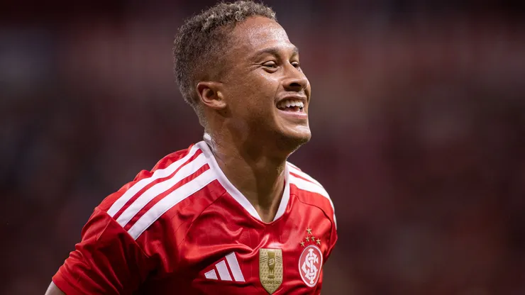 Vitinho em ação pelo Internacional - Foto: Maxi Franzoi/AGIF