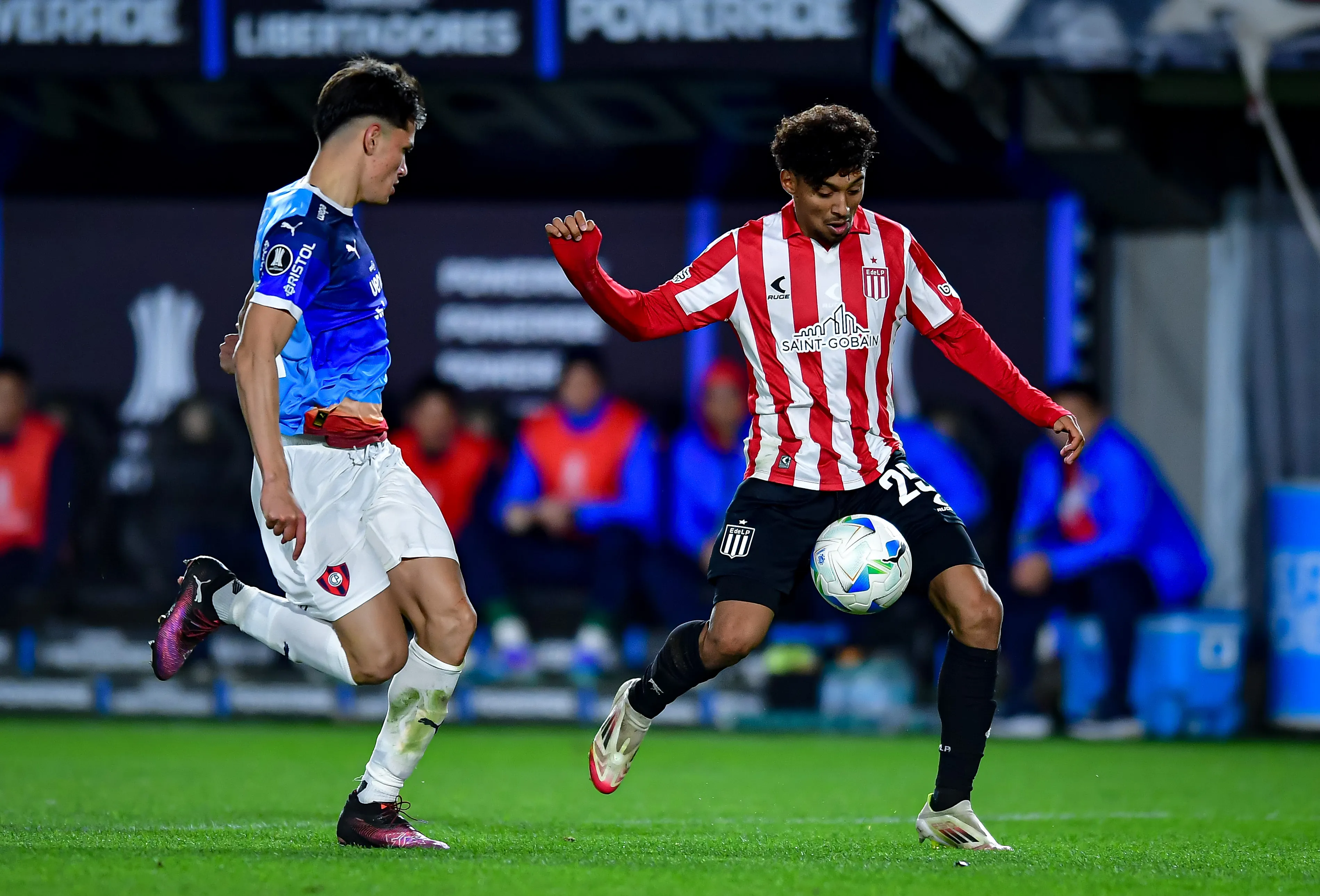 LA PLATA, ARGENTINA – AUGUST 20: Cristian Medina of Estudiantes battles for possession against Lucas Quintana of Cerro Porteño during the Copa CONMEBOL Libertadores 2025 round of 16 second leg match between Estudiantes and Cerro Porteño at Jorge Luis Hirschi Stadium on August 20, 2025 in La Plata, Argentina. (Photo by Marcelo Endelli/Getty Images)