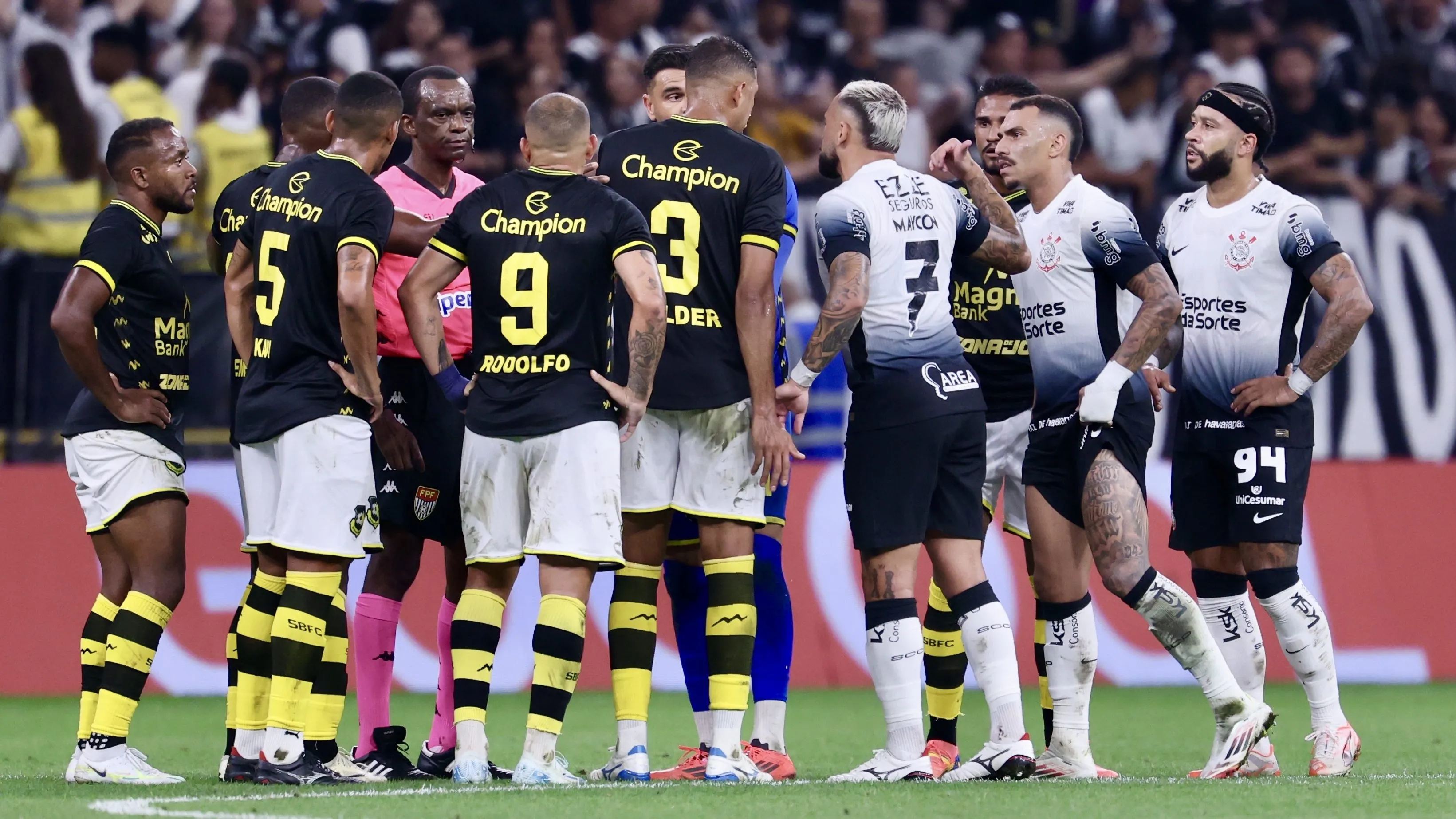 Joogadores do São Bernardo reclamam com a arbitragem durante partida contra o Corinthians na Arena Corinthians pelo Campeonato Paulista 2025. Foto: Marcello Zambrana/AGIF
