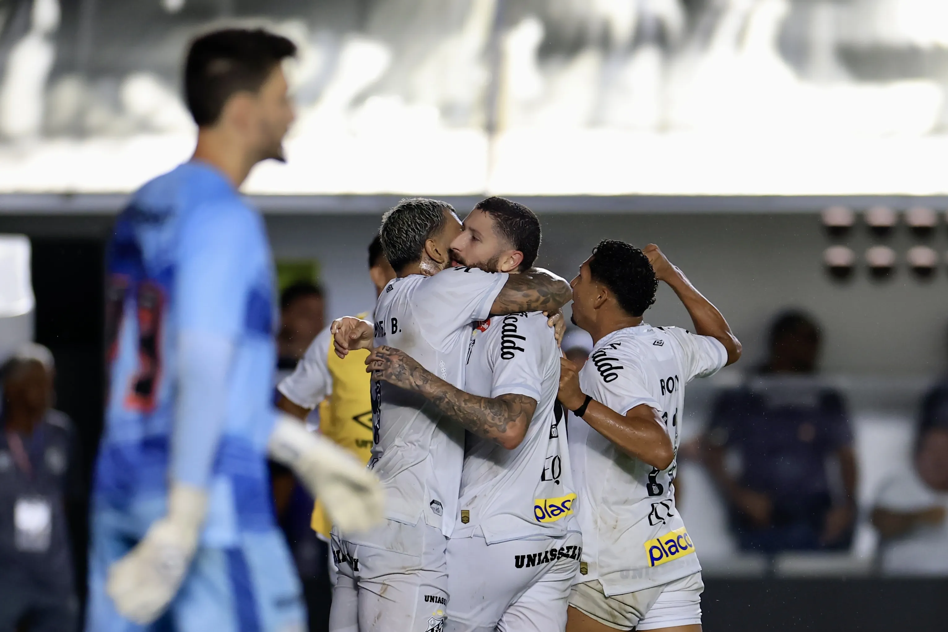Zé Rafael jogador do Santos comemora seu gol com jogadores do seu time. Foto: Marcello Zambrana/AGIF