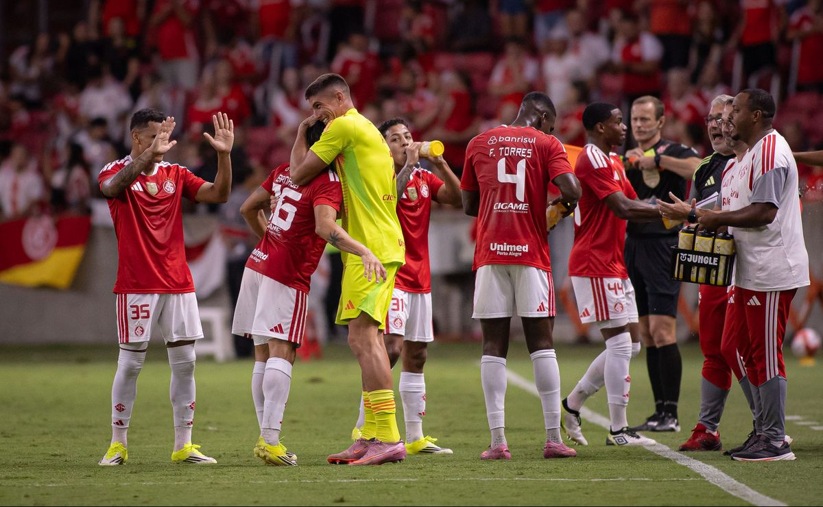 Internacional segue ativo no mercado e busca zagueiro canhoto para reforçar elenco de Pezzolano