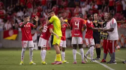 Alexandro Bernabei jogador do Internacional comemora seu gol com jogadores do seu time durante partida contra o Sao Luiz-RS no estadio Beira-Rio pelo campeonato Gaucho 2026. Foto: Maxi Franzoi/AGIF