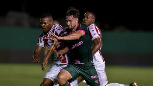 Martinelli jogador do Fluminense disputa lance com Marreta jogador do Bangu durante partida no estadio Luso Brasileiro pelo campeonato Carioca 2024. Foto: Thiago Ribeiro/AGIF