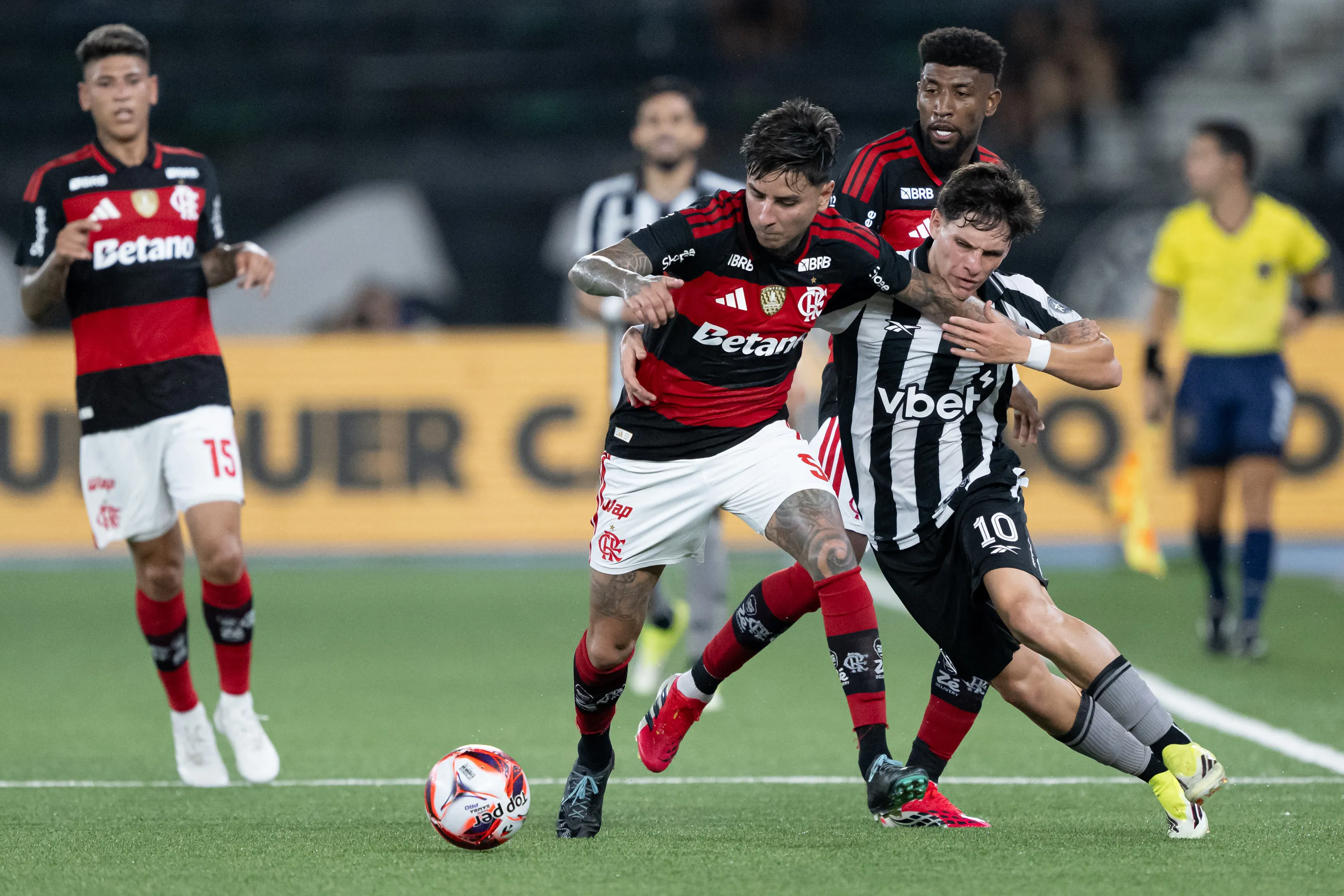 Montoro jogador do Botafogo disputa lance com Pulgar jogador do Flamengo. Foto: Jorge Rodrigues/AGIF