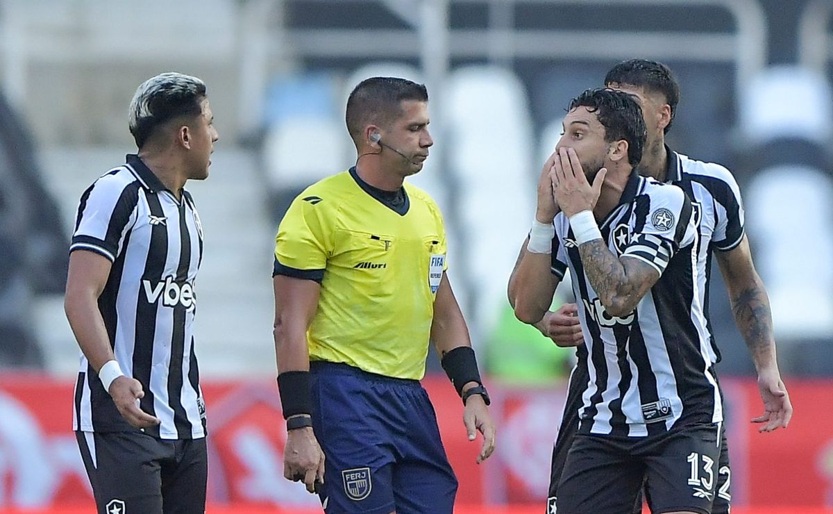 Árbitro Bruno Arleu de Araújo recebe veredito sobre erro grave em Botafogo x Flamengo e polêmica viraliza