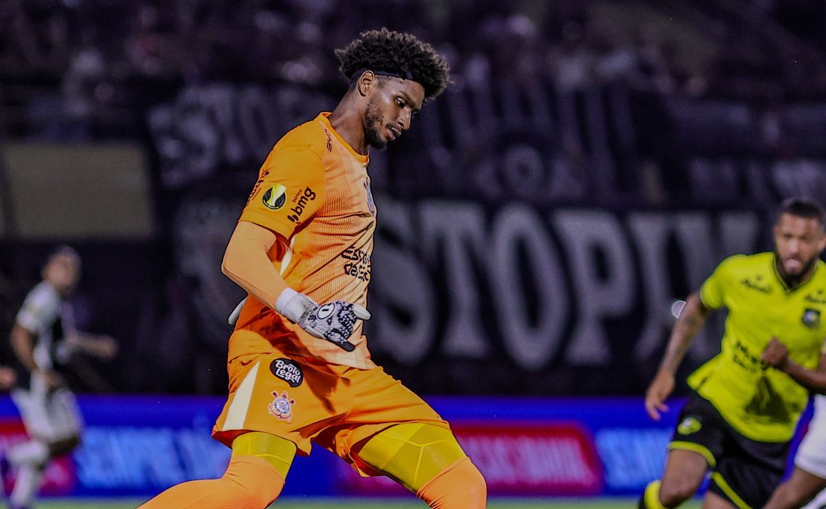 Hugo Souza se machuca ao tentar defender lance que terminou em gol anulado do São Bernardo