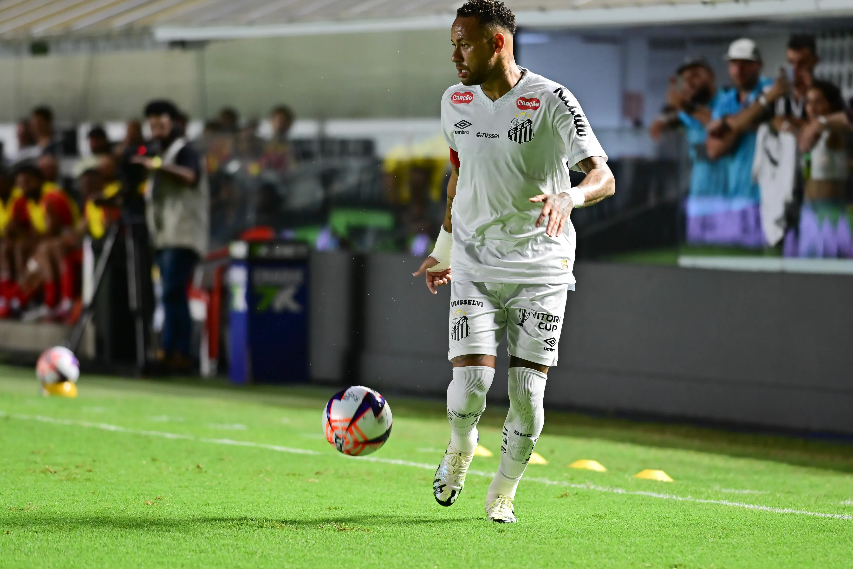 Neymar Jr. jogador do Santos durante partida contra o Velo Clube no estadio Vila Belmiro pelo campeonato Paulista 2026.  Foto: Jota Erre/AGIF