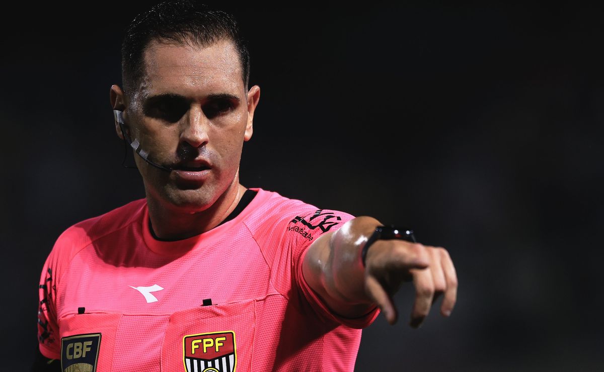 Árbitro João Vitor Gobi toma decisão após confusão em Palmeiras x Guarani e decreta 2 expulsões