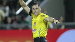 Árbitro aplicou duas expulsões.