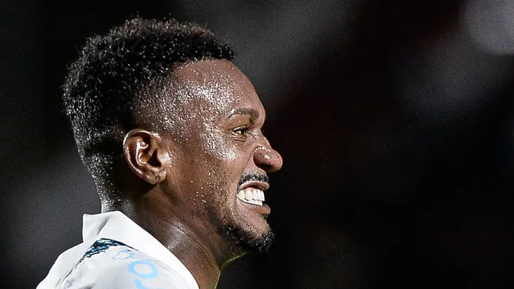 - Edenilson jogador do Gremio durante partida contra o Vitoria no estadio Barradao