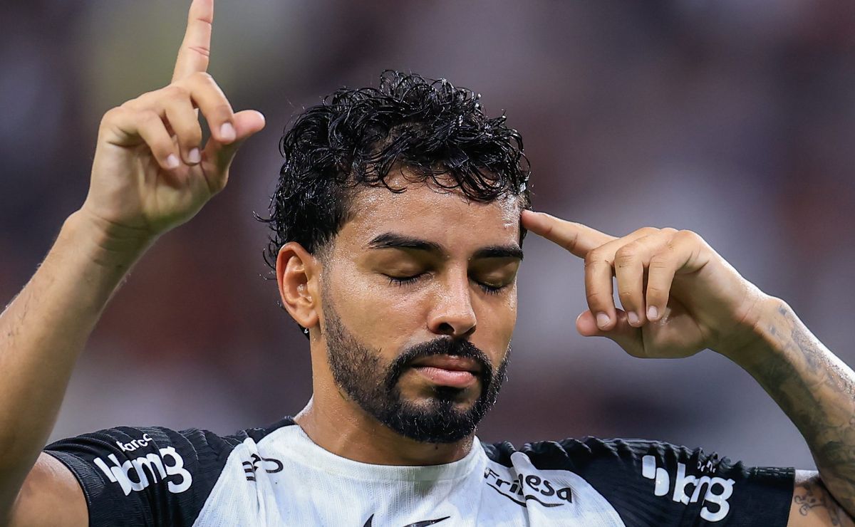Ancelotti observa jogadores do Corinthians e estafe de Matheus Bidu crava como factível chamado em março