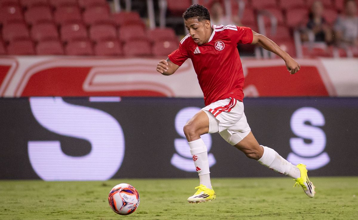 Pezzolano exalta Allex após vitória do Internacional e define o meia como candidato a titular