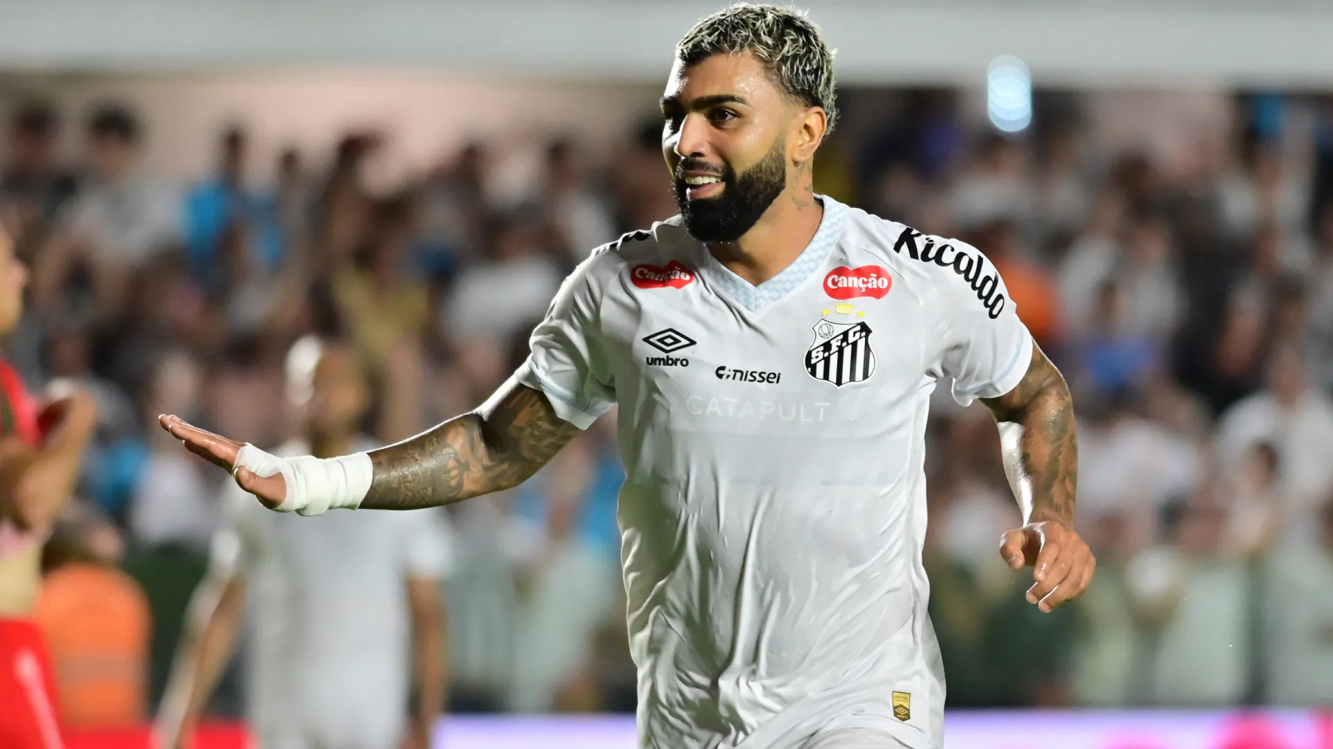 Gabigol comemorando após marcar contra o Velo Clube – Foto: Jota Erre/AGIF
