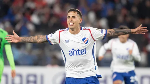 Cristian Oliva, do Nacional, chega no Brasil para fechar com o Santos – Foto: Ernesto Ryan/Getty Images