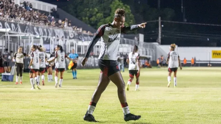 Núbia celebra gol pelo Flamengo no Brasileirão Feminino