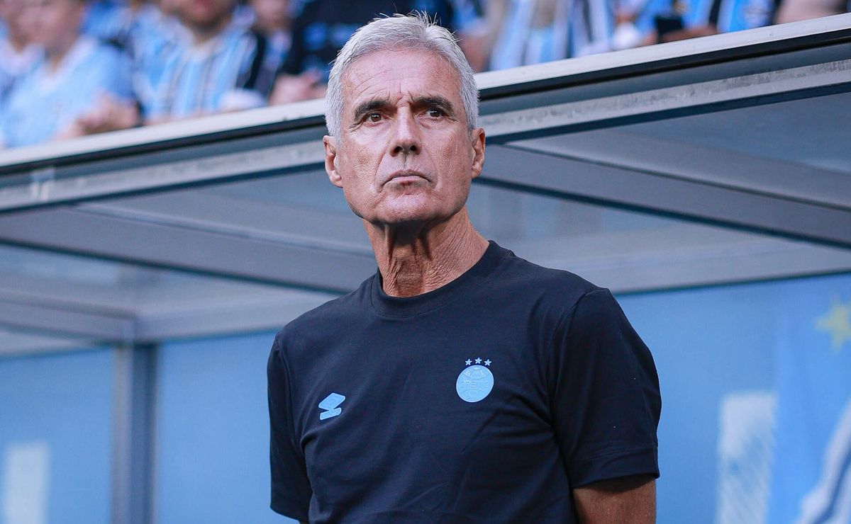 Grêmio pode chegar a 21 saídas na janela após aval de Luís Castro para “faxina” no elenco