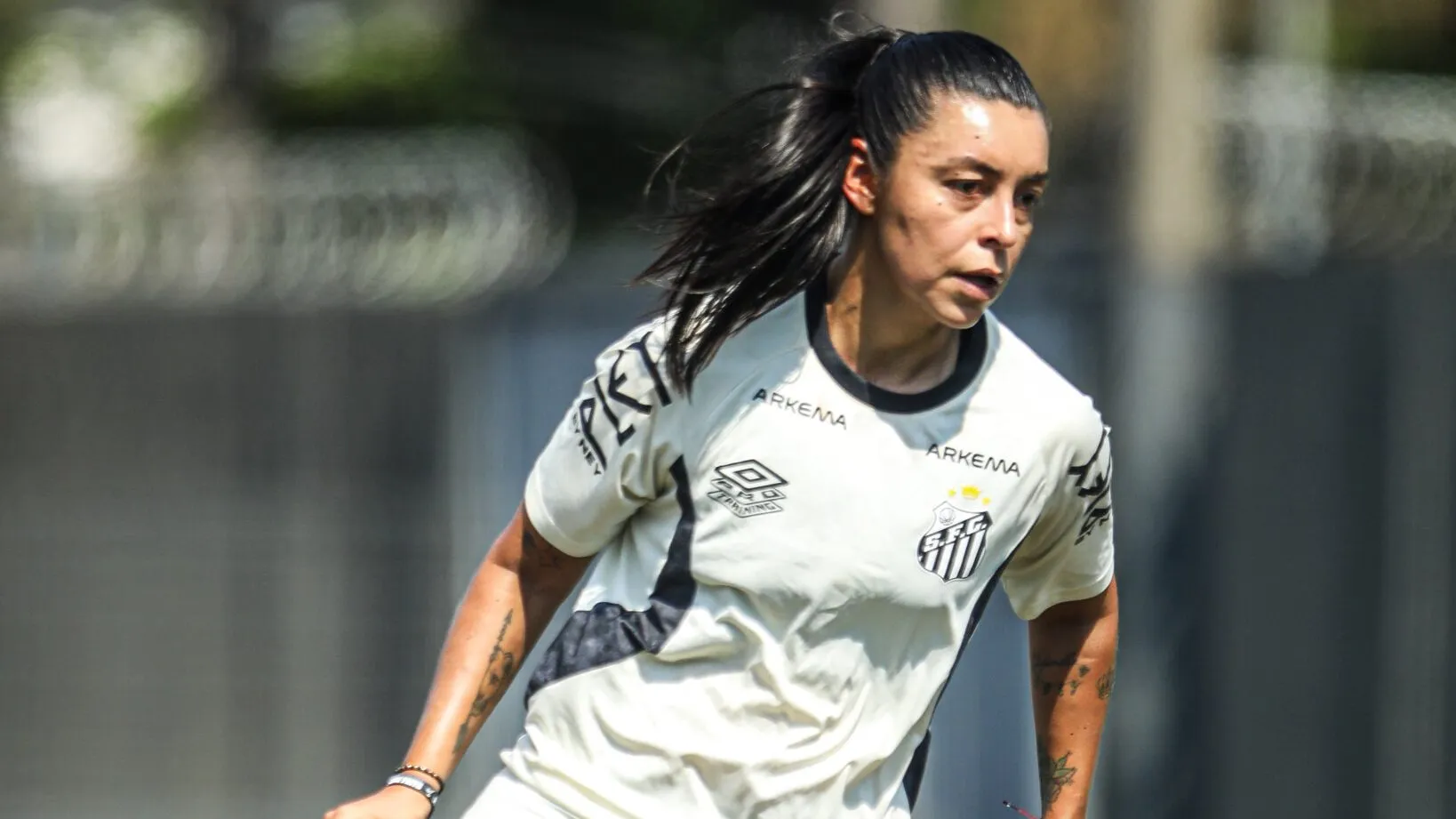 Yoreli Rincón em treinamento pelo Santos