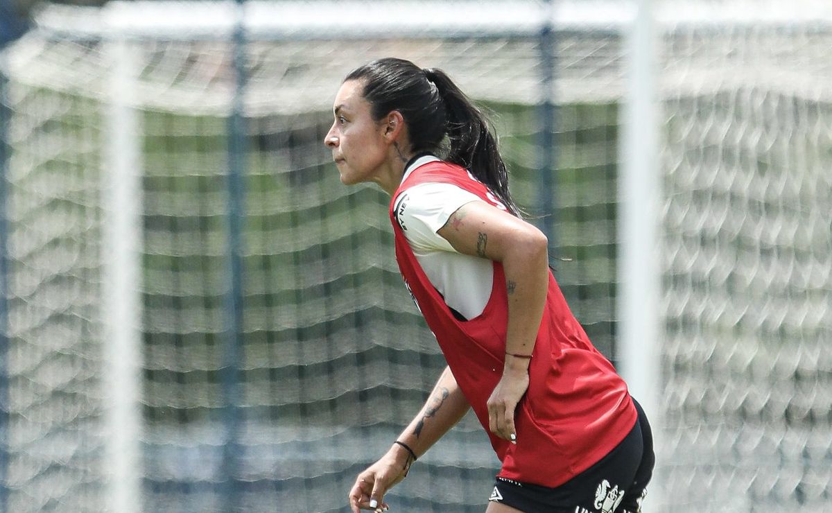 Yoreli Rincón celebra adaptação e projeta estreia do Santos no Brasileirão Feminino: “Temos que estar preparadas”