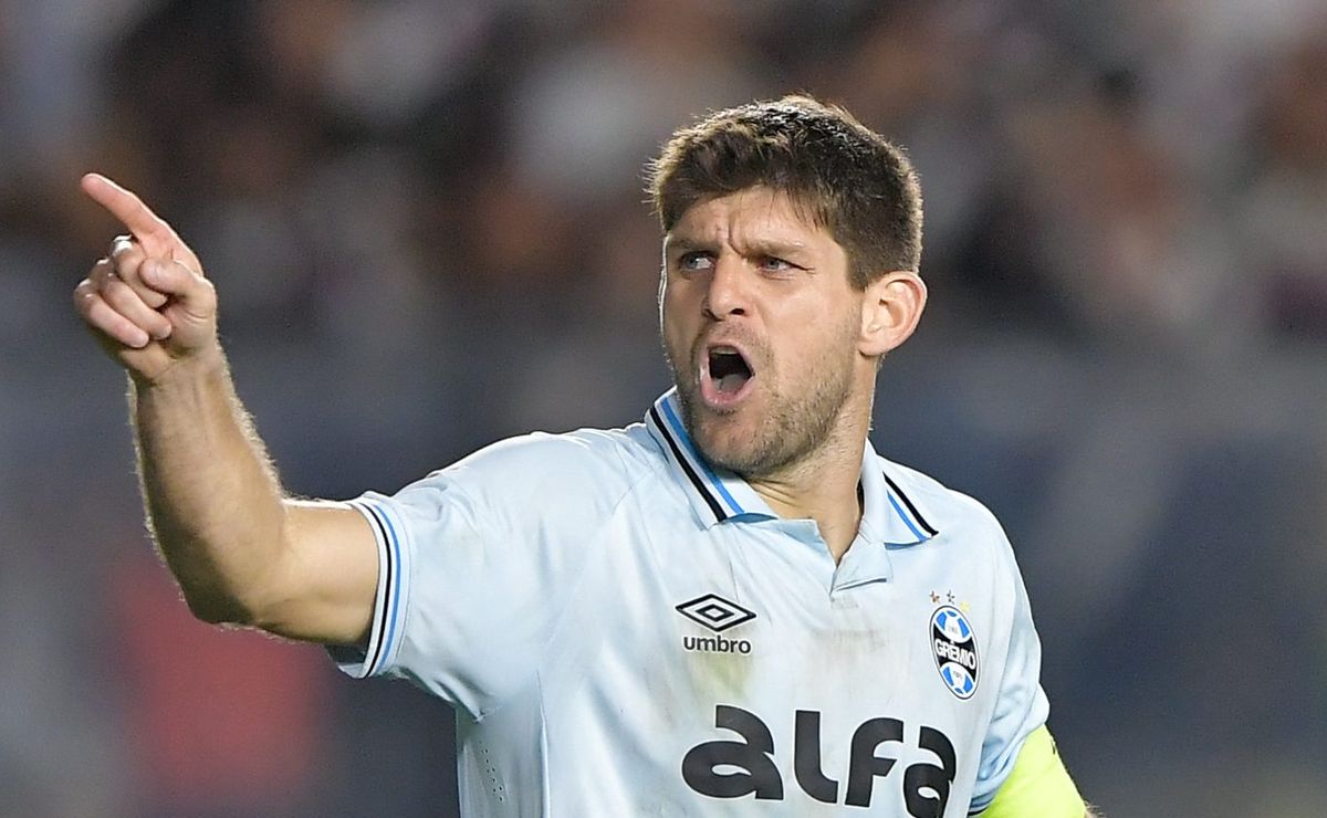 Kannemann quer ganhar mais minutos no Grêmio, mas não tem a confiança de Luís Castro