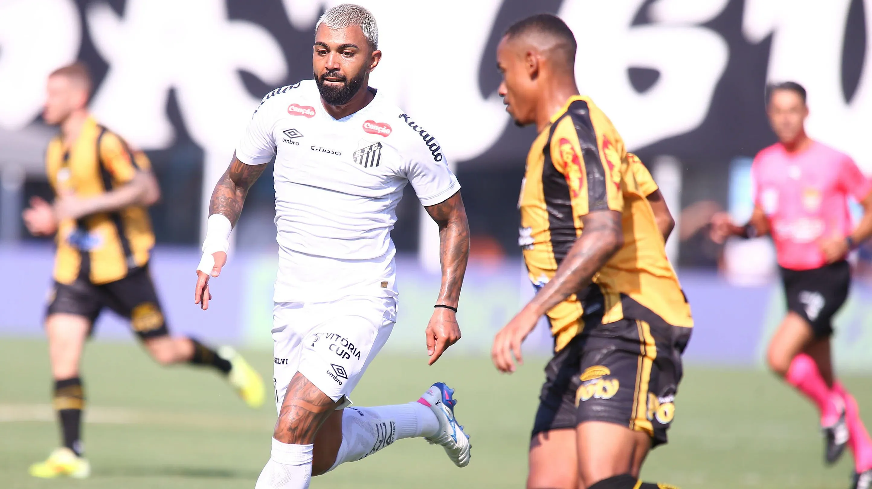 Gabigol enfrentando o Novorizontino. Foto: Mauricio De Souza/AGIF