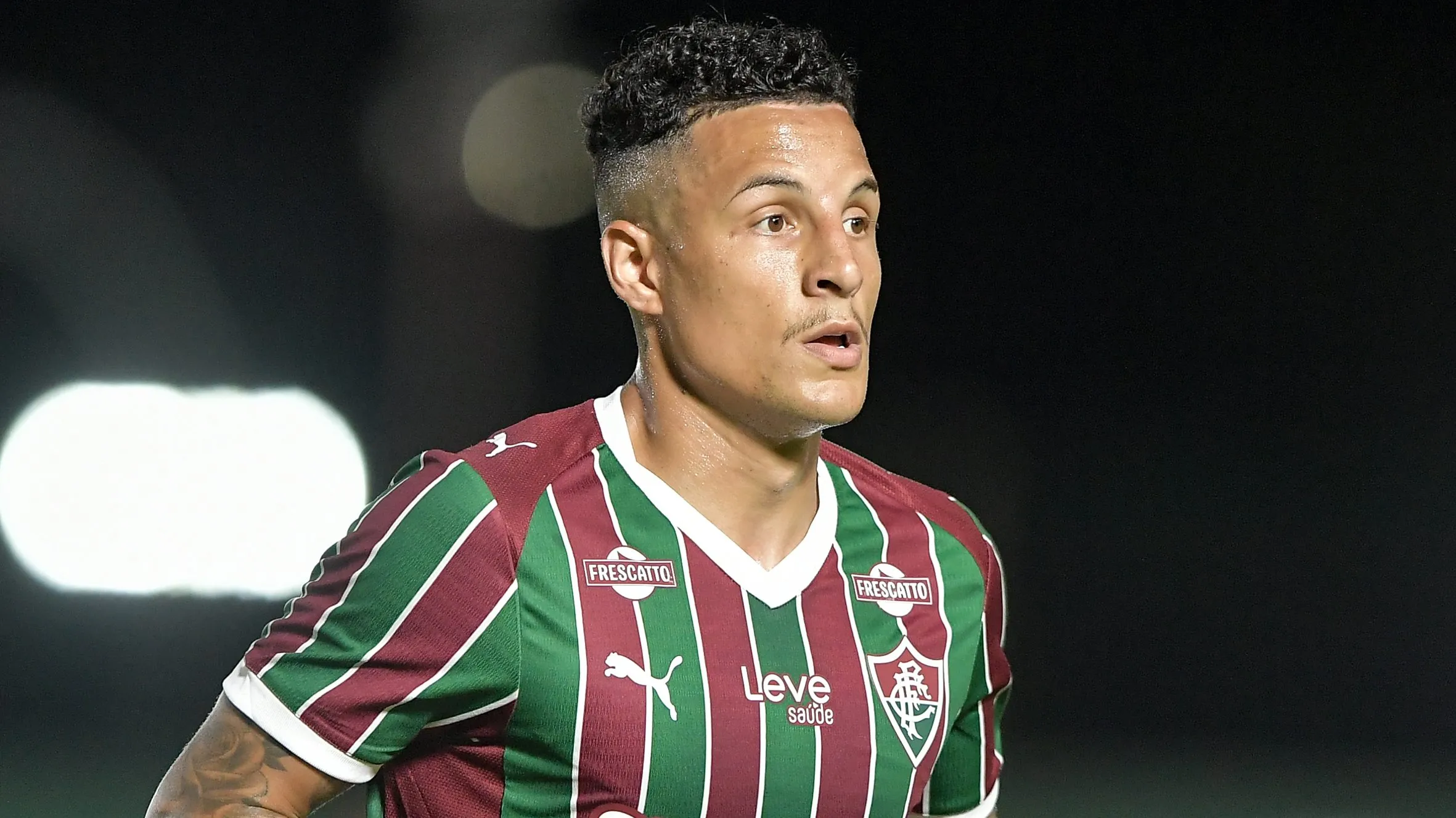 Guilherme Arana jogador do Fluminense durante partida contra o Madureira no estadio Luso Brasileiro pelo campeonato Carioca 2026. Foto: Thiago Ribeiro/AGIF