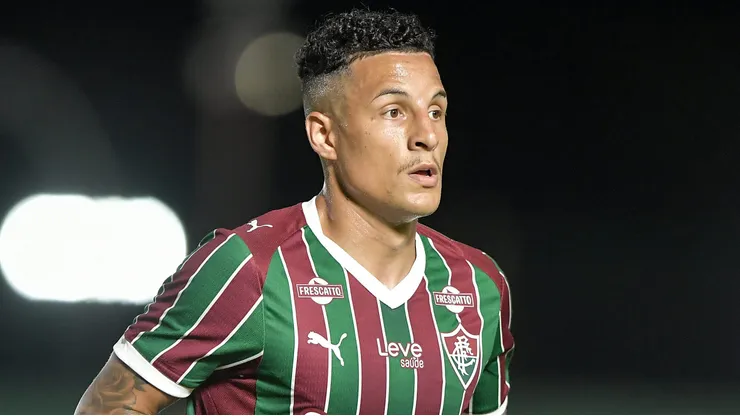 Guilherme Arana jogador do Fluminense durante partida contra o Madureira no estadio Luso Brasileiro pelo campeonato Carioca 2026. Foto: Thiago Ribeiro/AGIF