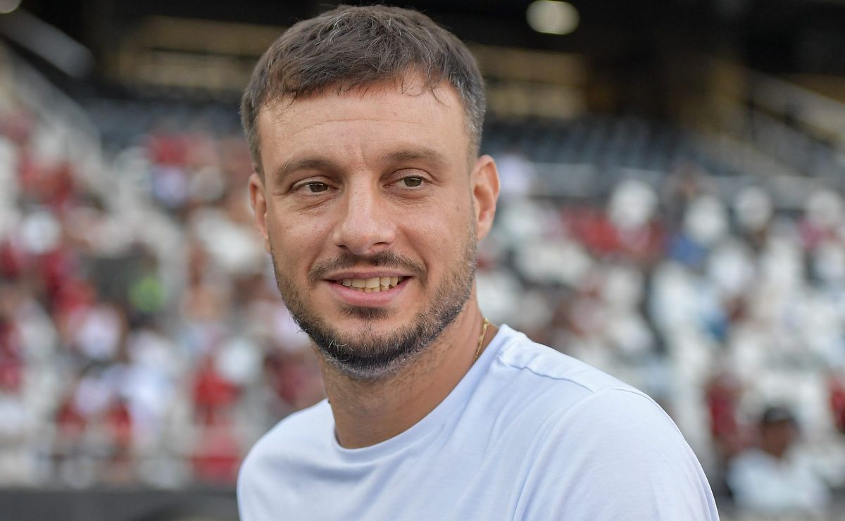 Anselmi elogia Botafogo após derrota para o Flamengo e projeta melhora: “Vamos recuperar muitos jogadores”