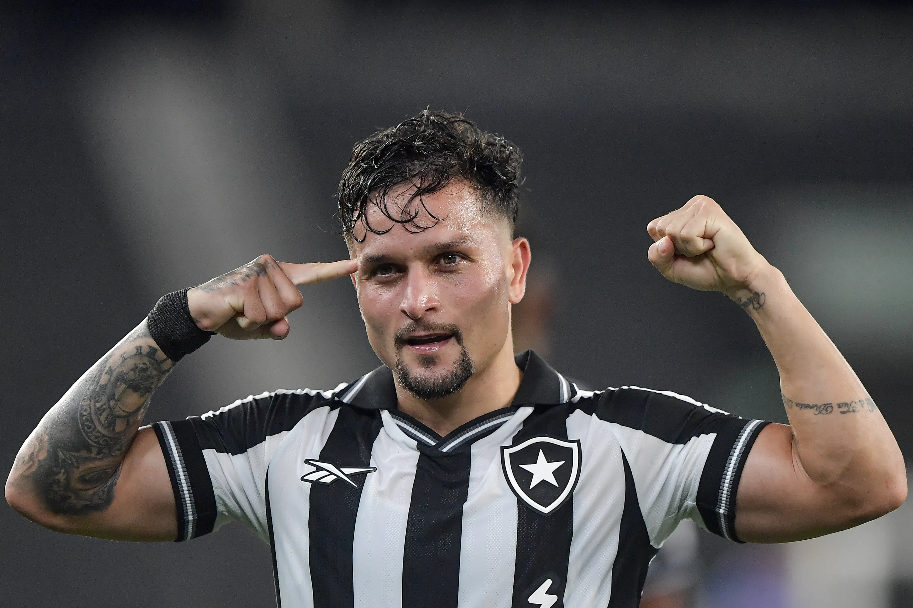 Artur jogador do Botafogo comemora seu gol durante partida contra o Cruzeiro no estadio Engenhao pelo campeonato Brasileiro A 2026. Foto: Thiago Ribeiro/AGIF