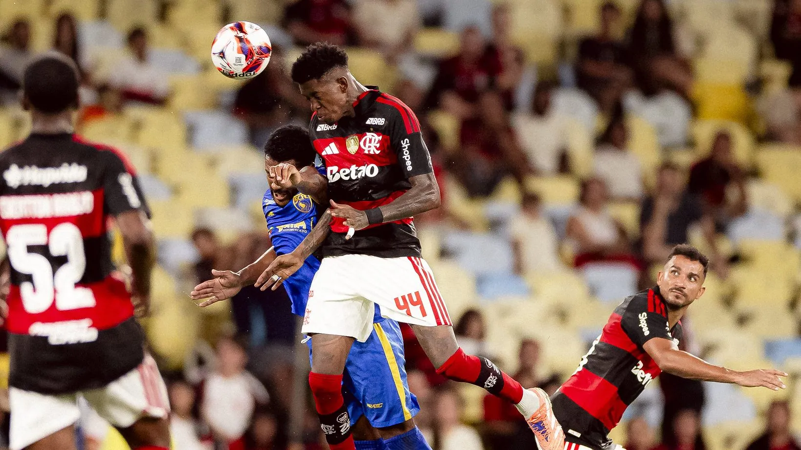 Vitão em disputa aérea durante jogo do Flamengo. Foto: Adriano Fontes/Flamengo