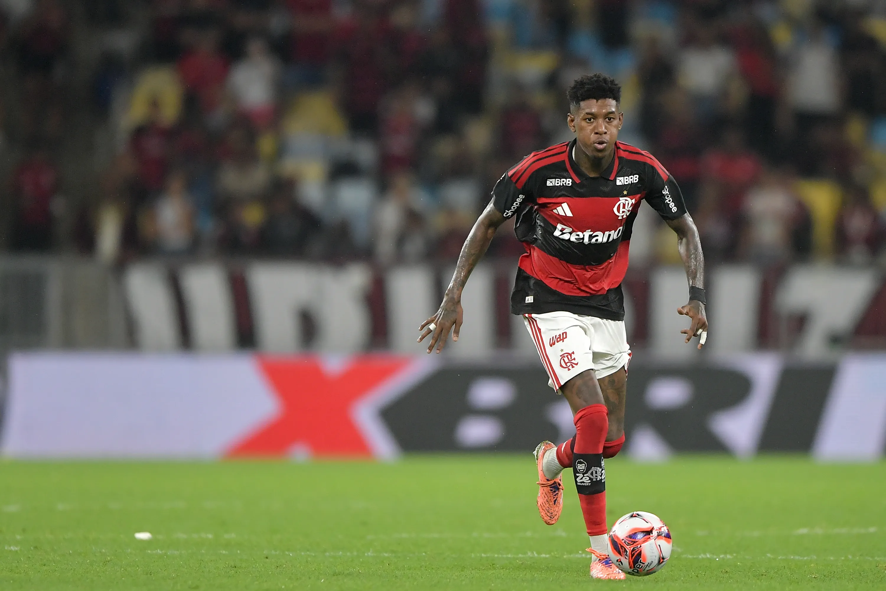 Vitão jogador do Flamengo durante partida contra o Vasco no estádio Maracanã pelo campeonato Carioca 2026. Foto: Thiago Ribeiro/AGIF