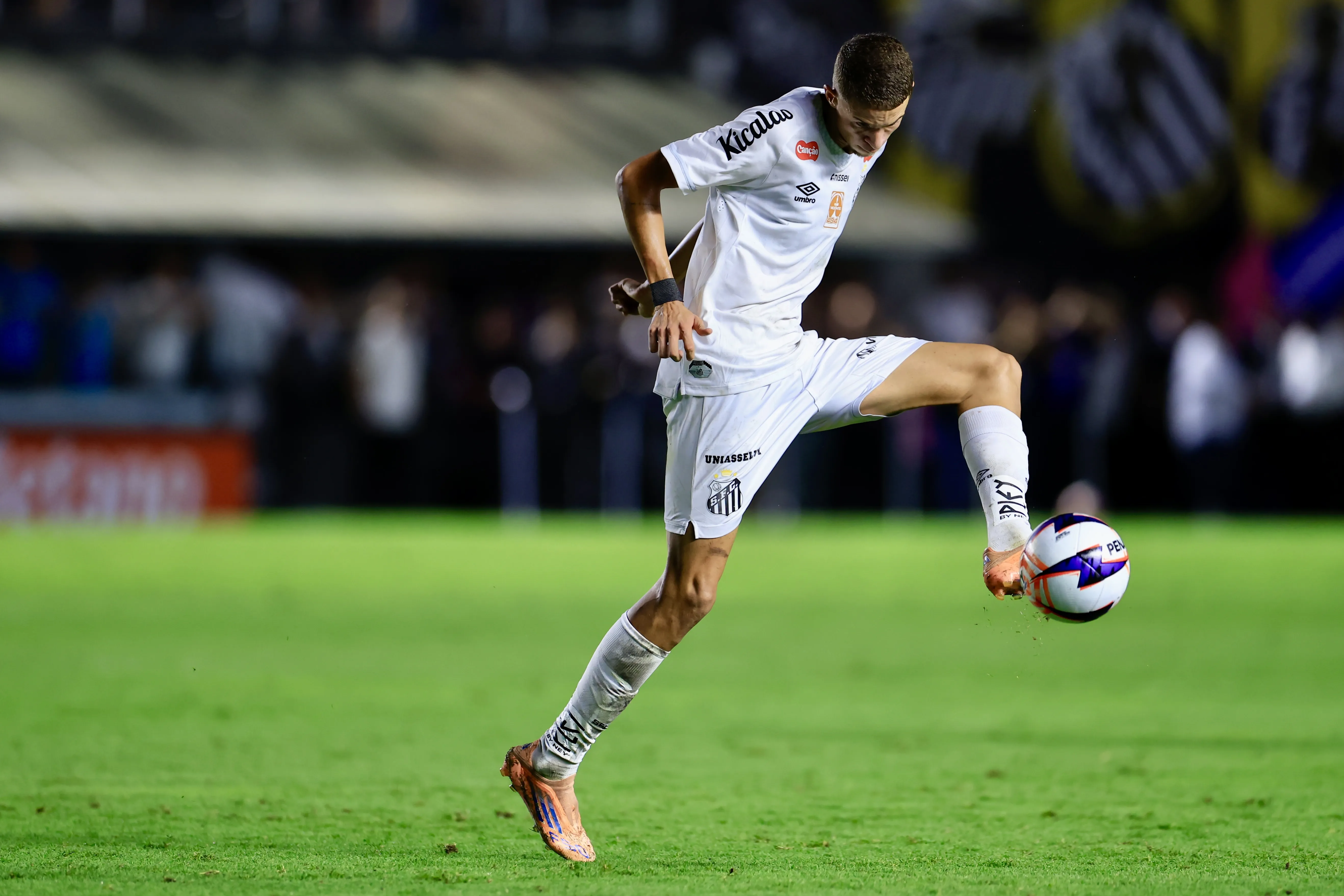 Com a confiança de Vojvoda, Vini Lira ganhou a condição de titular na LE do Santos – Foto: Marcello Zambrana/AGIF