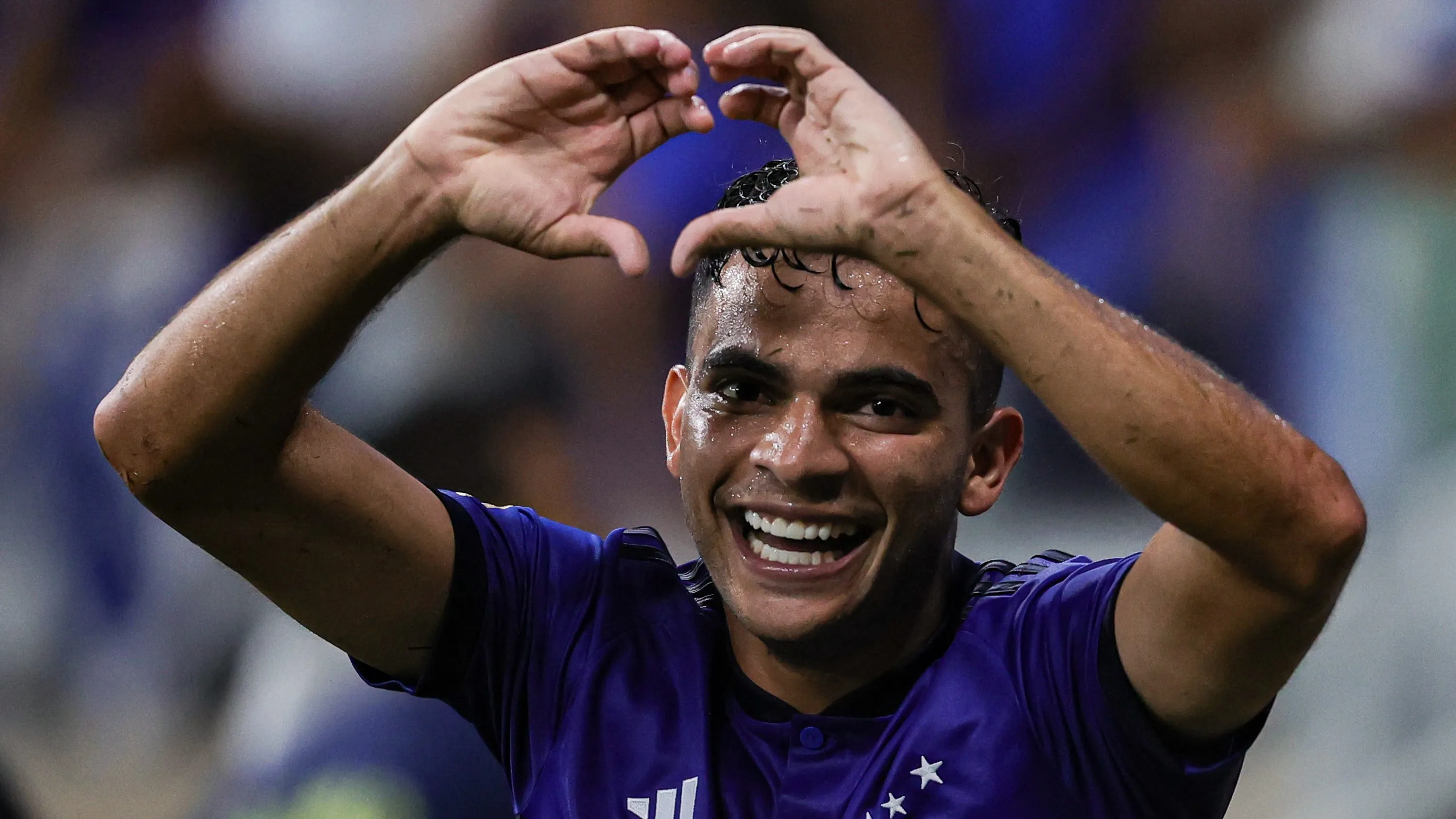 Bruno Rodrigues comemora retorno ao Cruzeiro. Foto: Gilson Lobo/AGIF