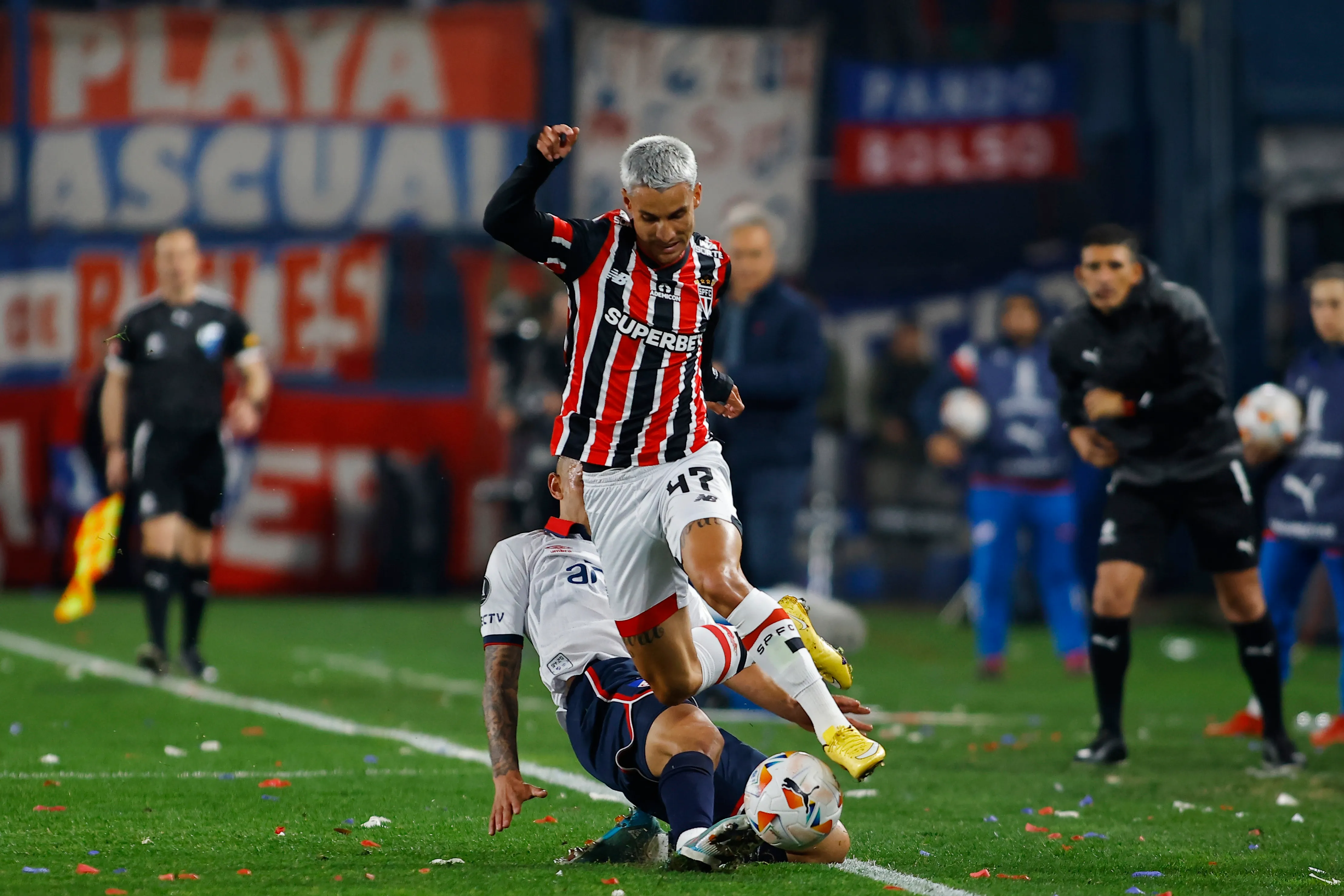 Christian Oliva em ação contra o São Paulo, na Libertadores de 2024. Foto: Ernesto Ryan/Getty Images.