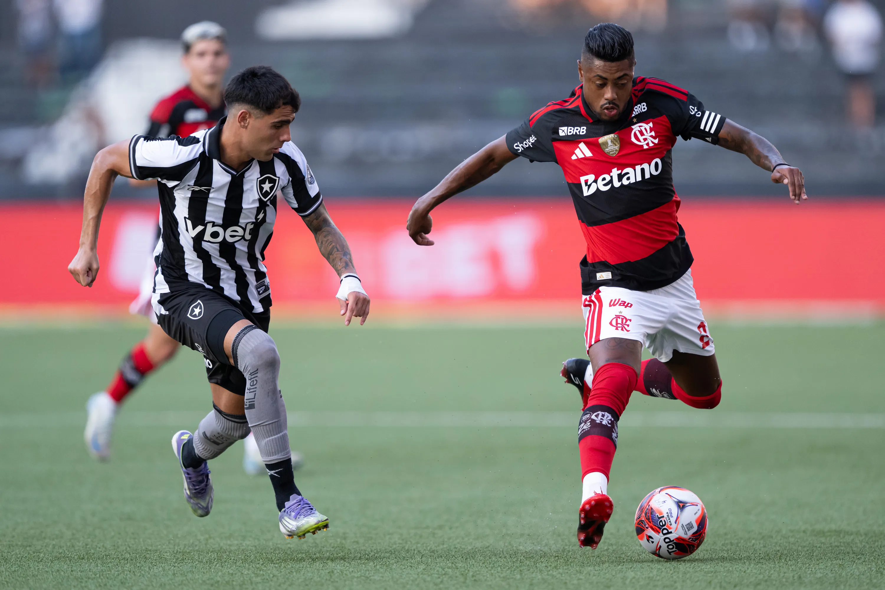 Bruno Henrique foi titular em Botafogo x Flamengo. Foto: Jorge Rodrigues/AGIF