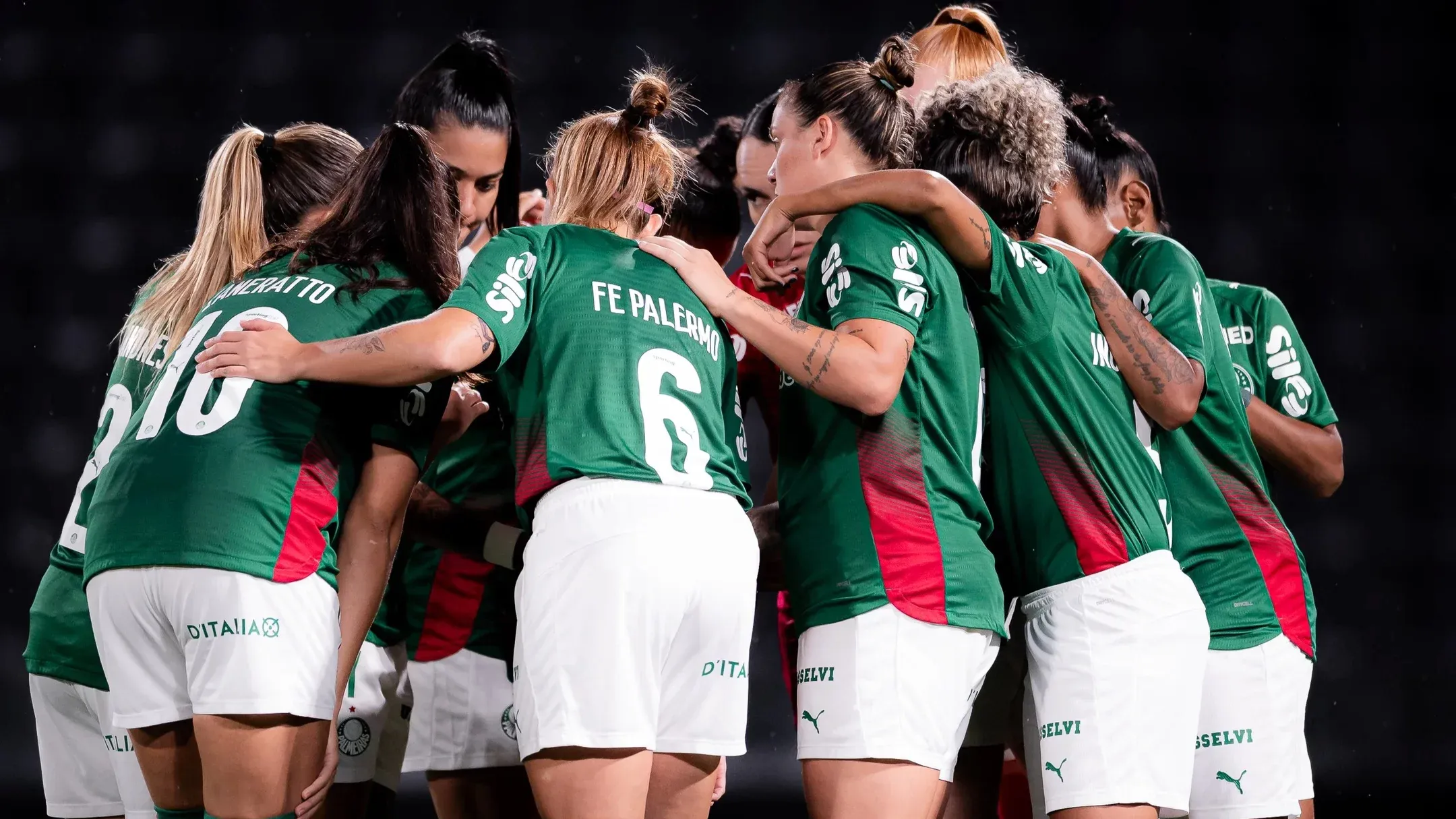 Jogadoras do Palmeiras celebram vitória na estreia do Brasileiro Feminino