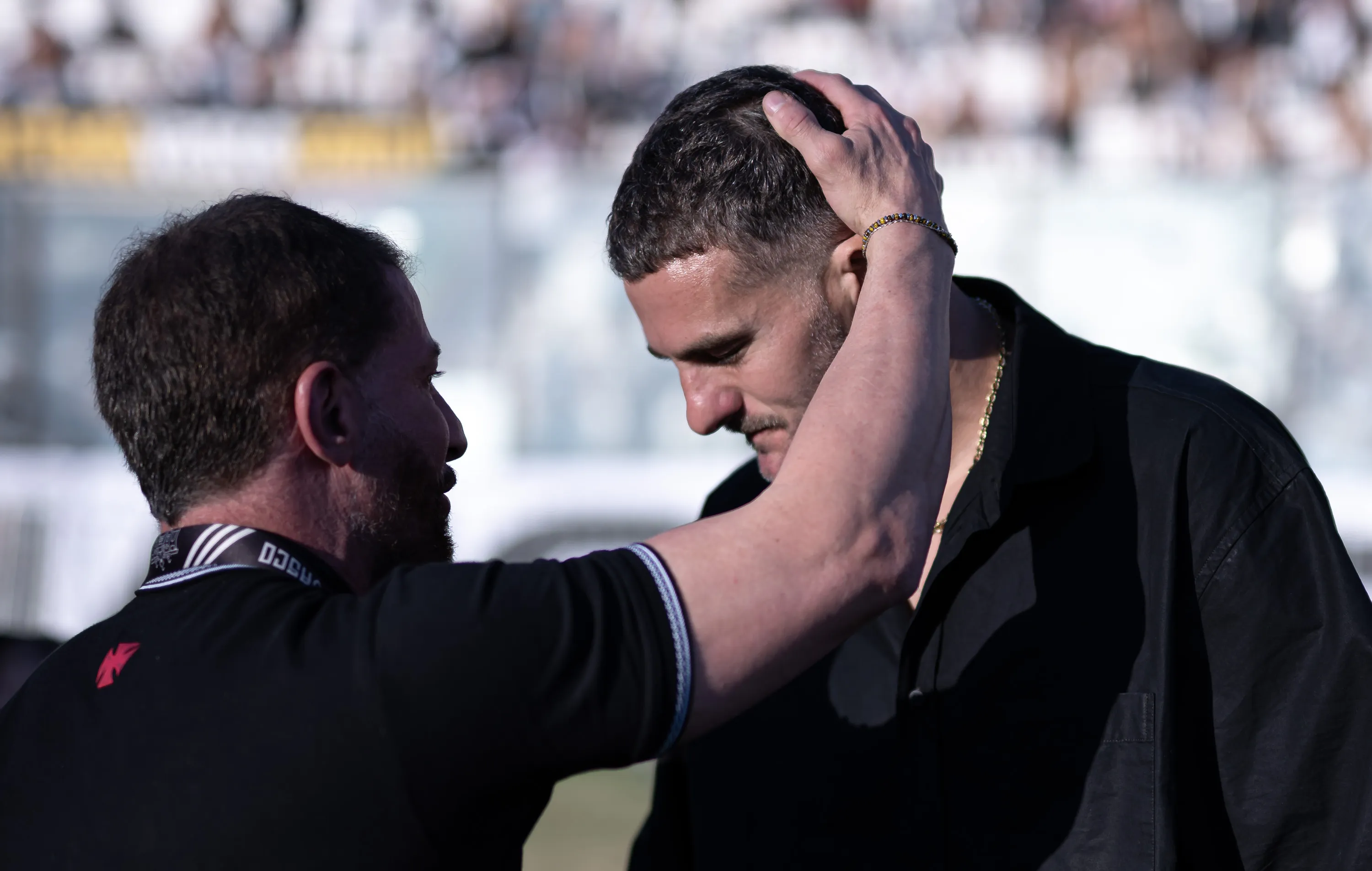 RJ – RIO DE JANEIRO – 18/01/2026 – CARIOCA 2026, VASCO X NOVA IGUACU – Pedrinho presidente do Vasco e Vegetti ex-jogador da sua equipe antes da partida contra o Nova Iguacu no estadio Sao Januario pelo campeonato Carioca 2026. Foto: Jorge Rodrigues/AGIF