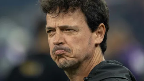 Fernando Diniz não será demitido agora.