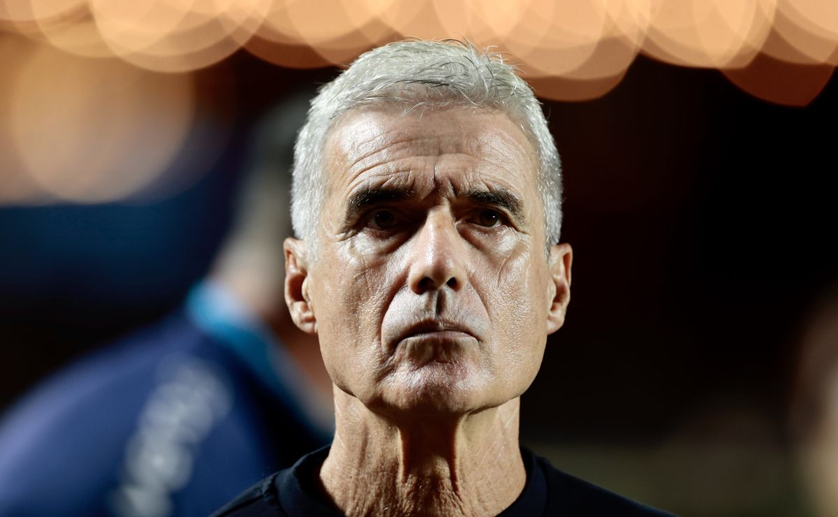 Luís Castro tem bastidores revelados e jogadores estão fechados com comandante gremista