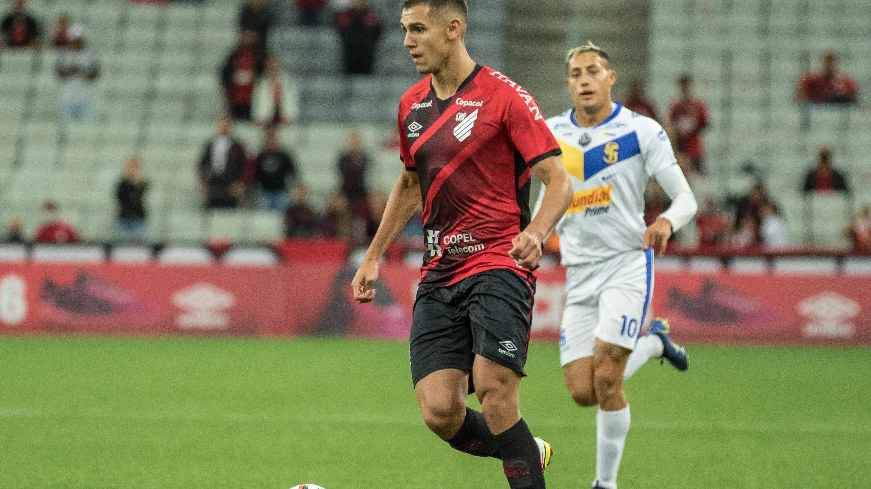 PR – Curitiba – 29/01/2022 – PARANAENSE 2022, ATHLETICO X SAOJOSEENSE – Lucas Fasson jogador do Athletico-PR disputa lance com Gabriel Honorio jogador do Saojoseense durante partida no estadio Arena da Baixada pelo campeonato Paranaense 2022. Foto: Robson Mafra/AGIF
