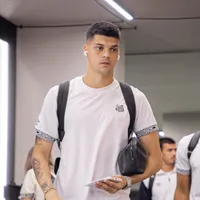 Besiktas tenta Brazão, mas goleiro aguarda Europa