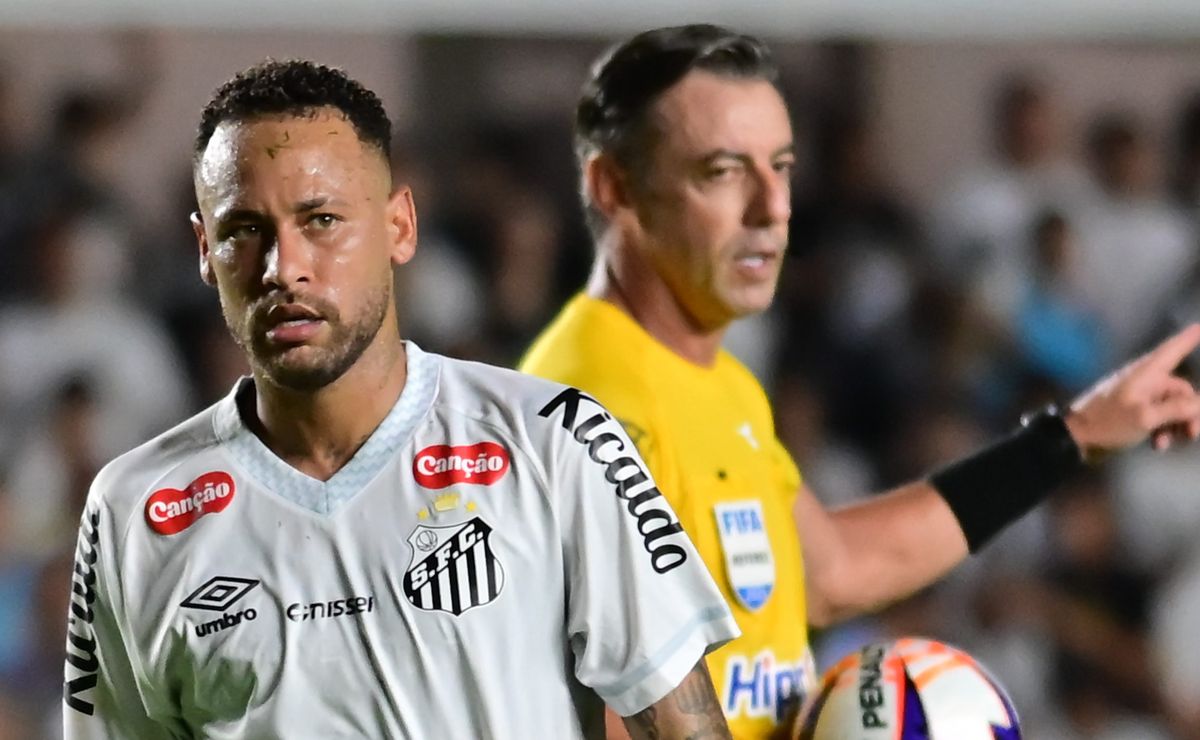 Neymar está de volta no Santos e foi flagrado pedindo desculpa após receber bronca de Raphael Claus