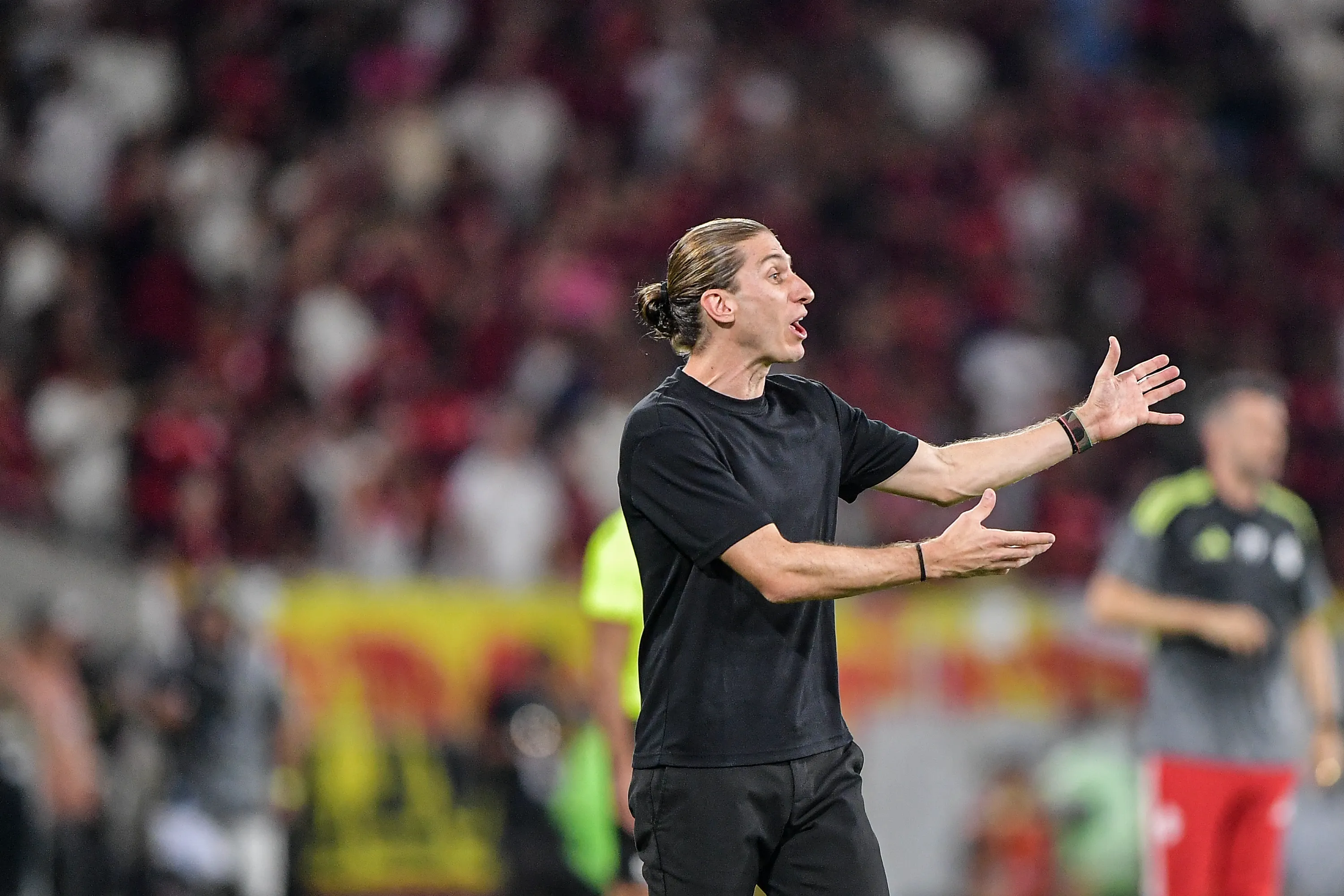 Filipe Luís durante partida pelo Flamengo. Foto: Thiago Ribeiro/AGIF
